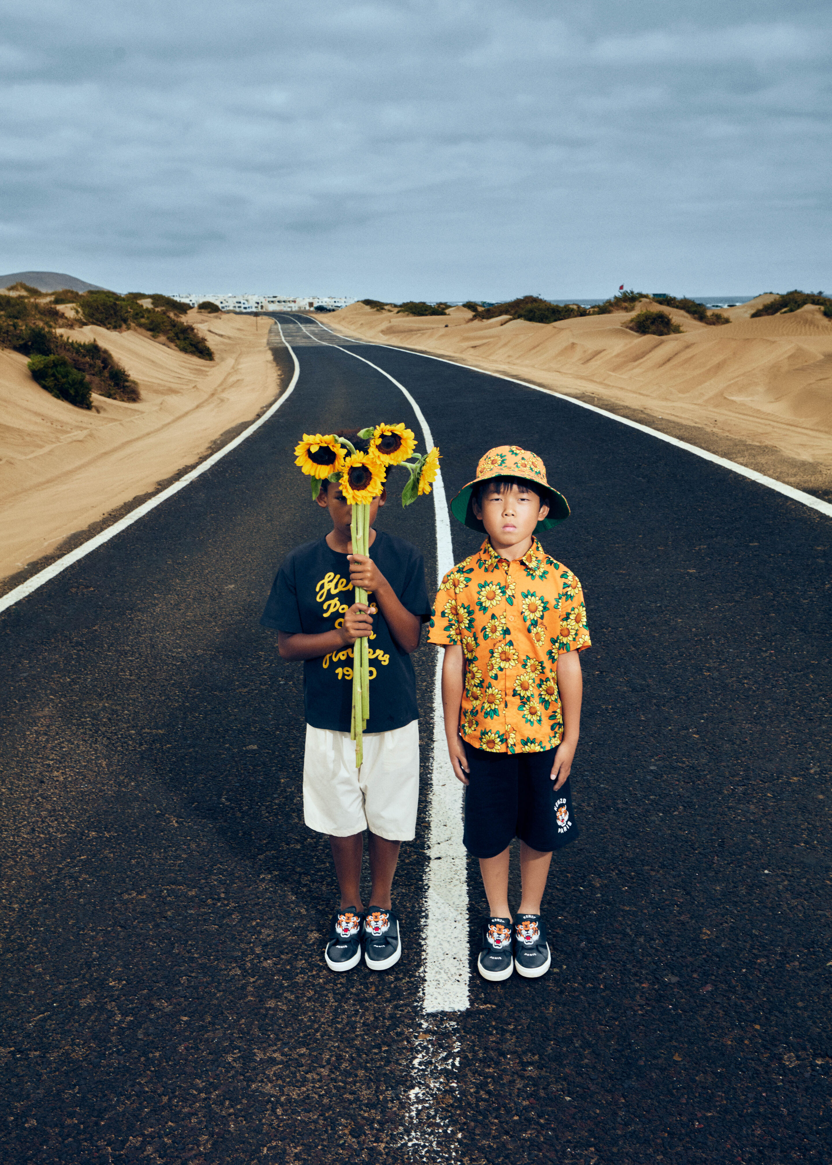 Look infantil Kenzo para meninas e meninos: roupas floridas com estampas de girassol, moda premium e colorida na Kidsaround
