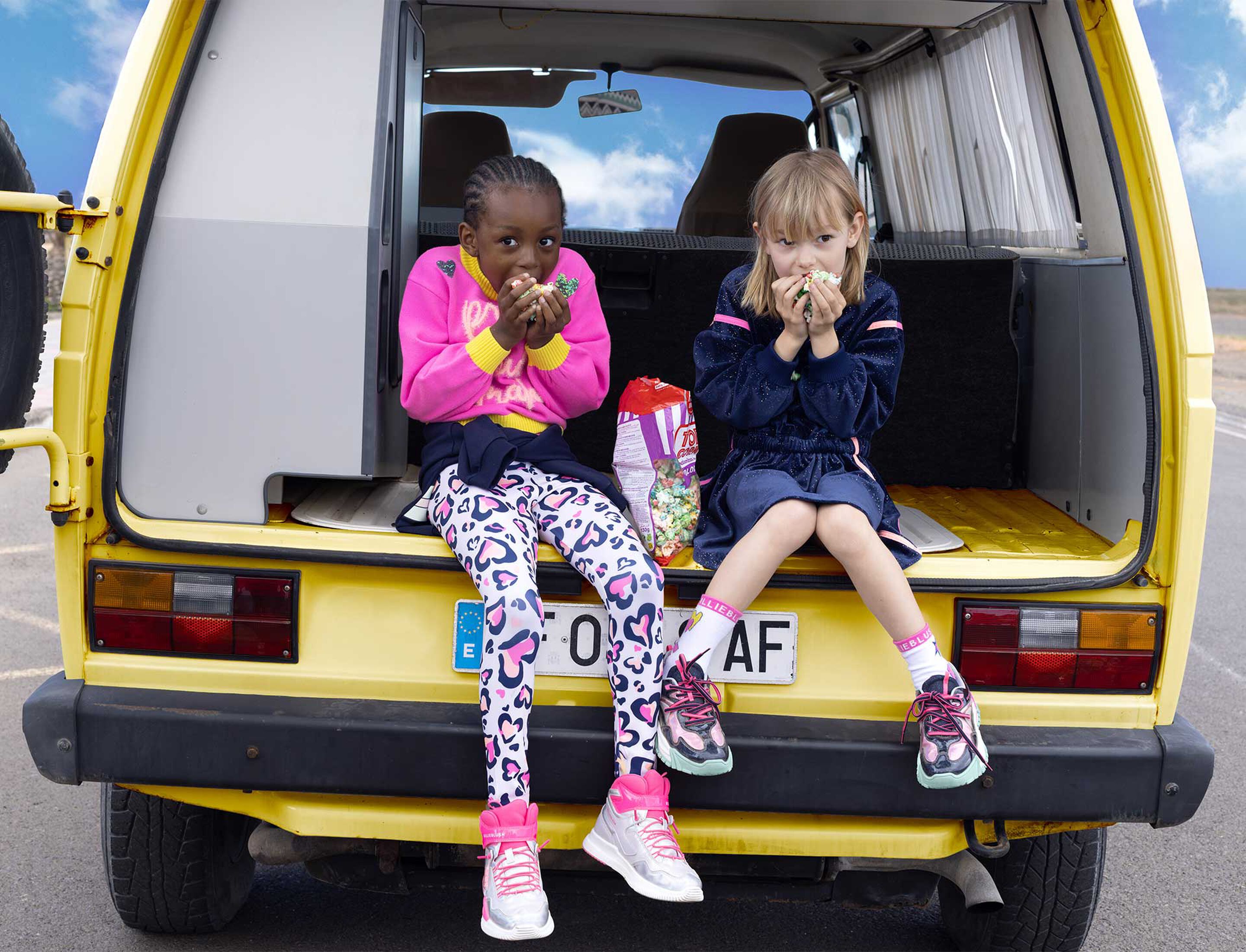 Marca de roupa de criança colorida para menina Billieblush em Kids around