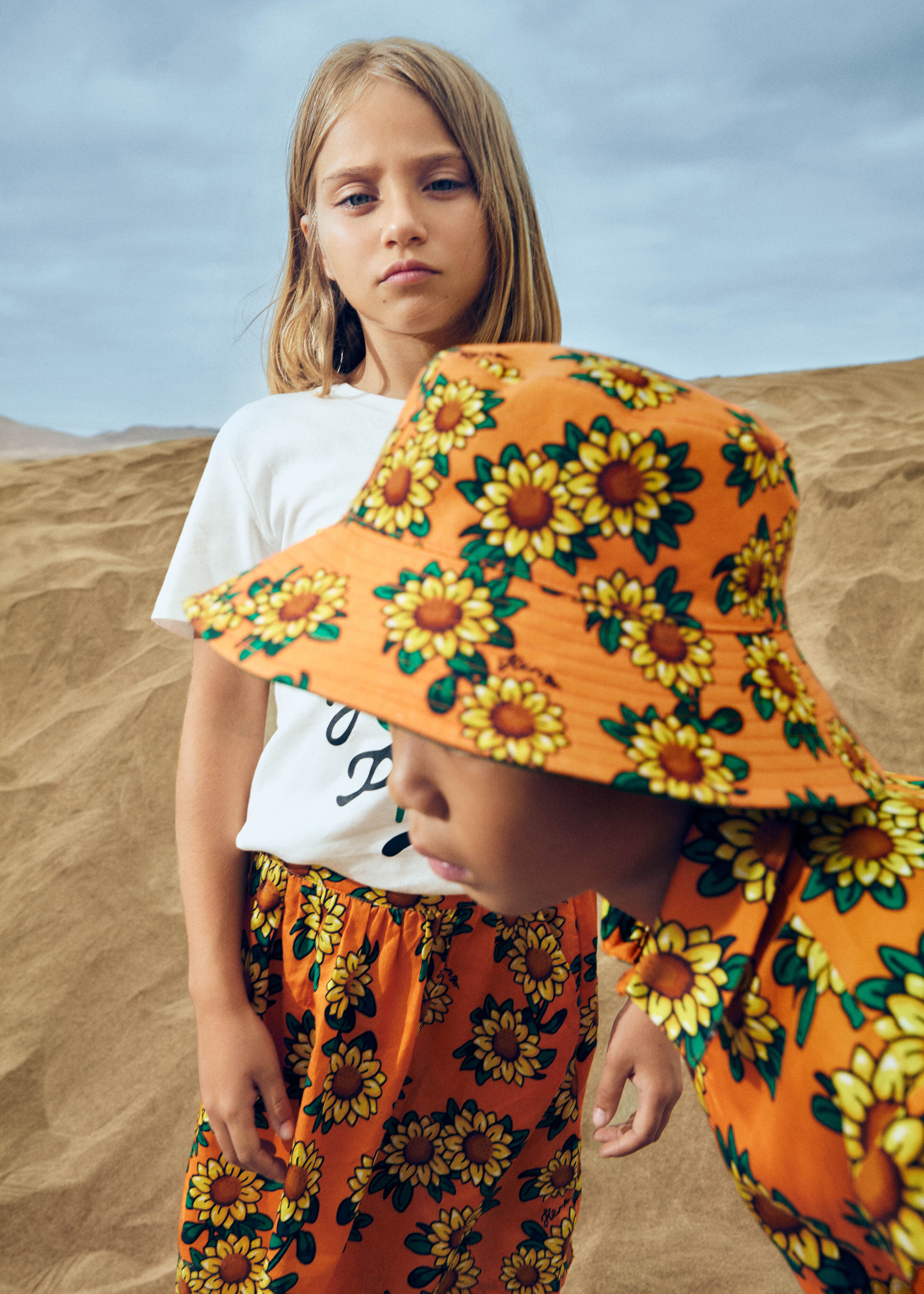 Look infantil Kenzo para meninas e meninos: roupas floridas com estampas de girassol, moda premium e colorida na Kidsaround