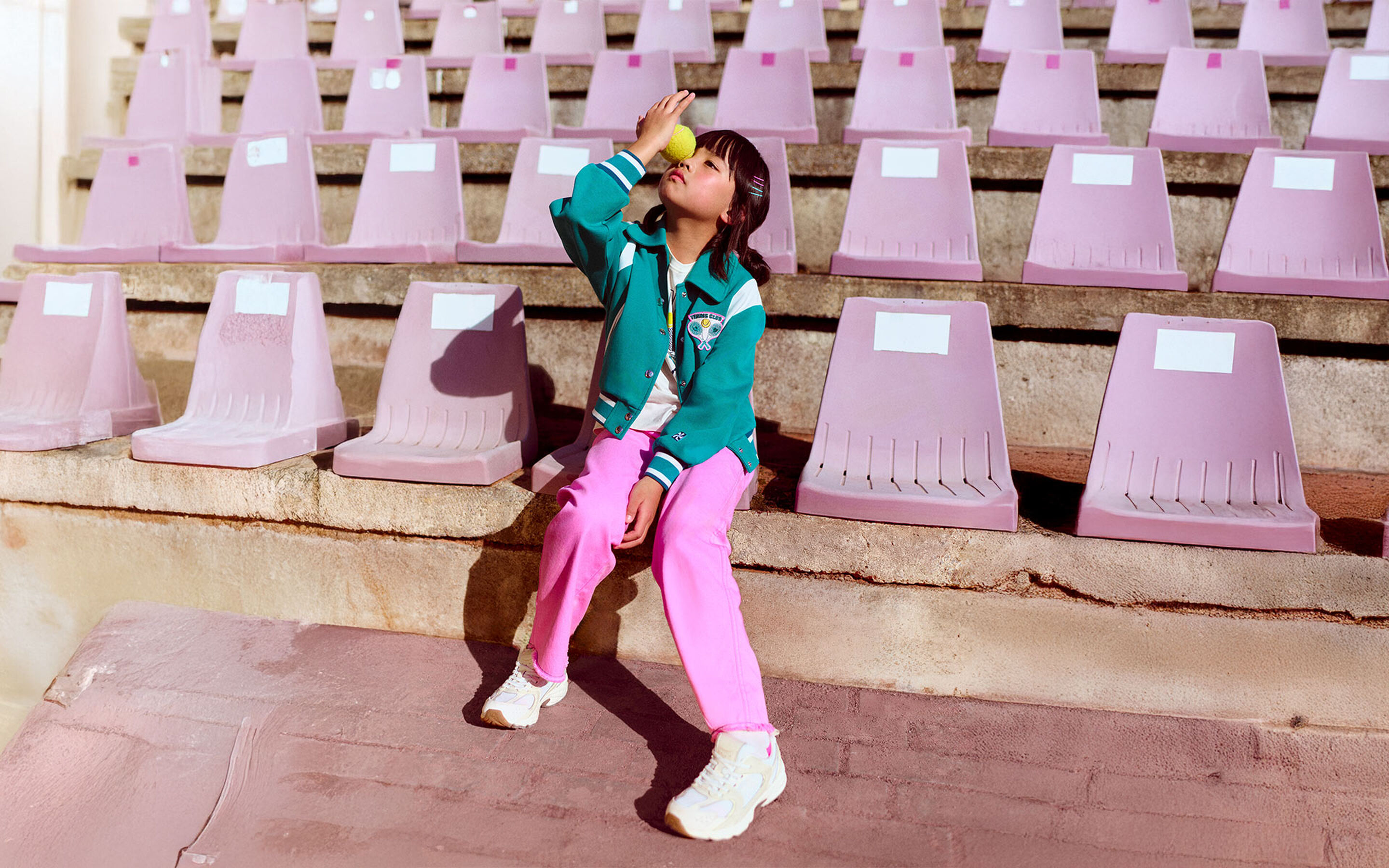 CAL&Ccedil;AS & CAL&Ccedil;&Otilde;ES Kids around