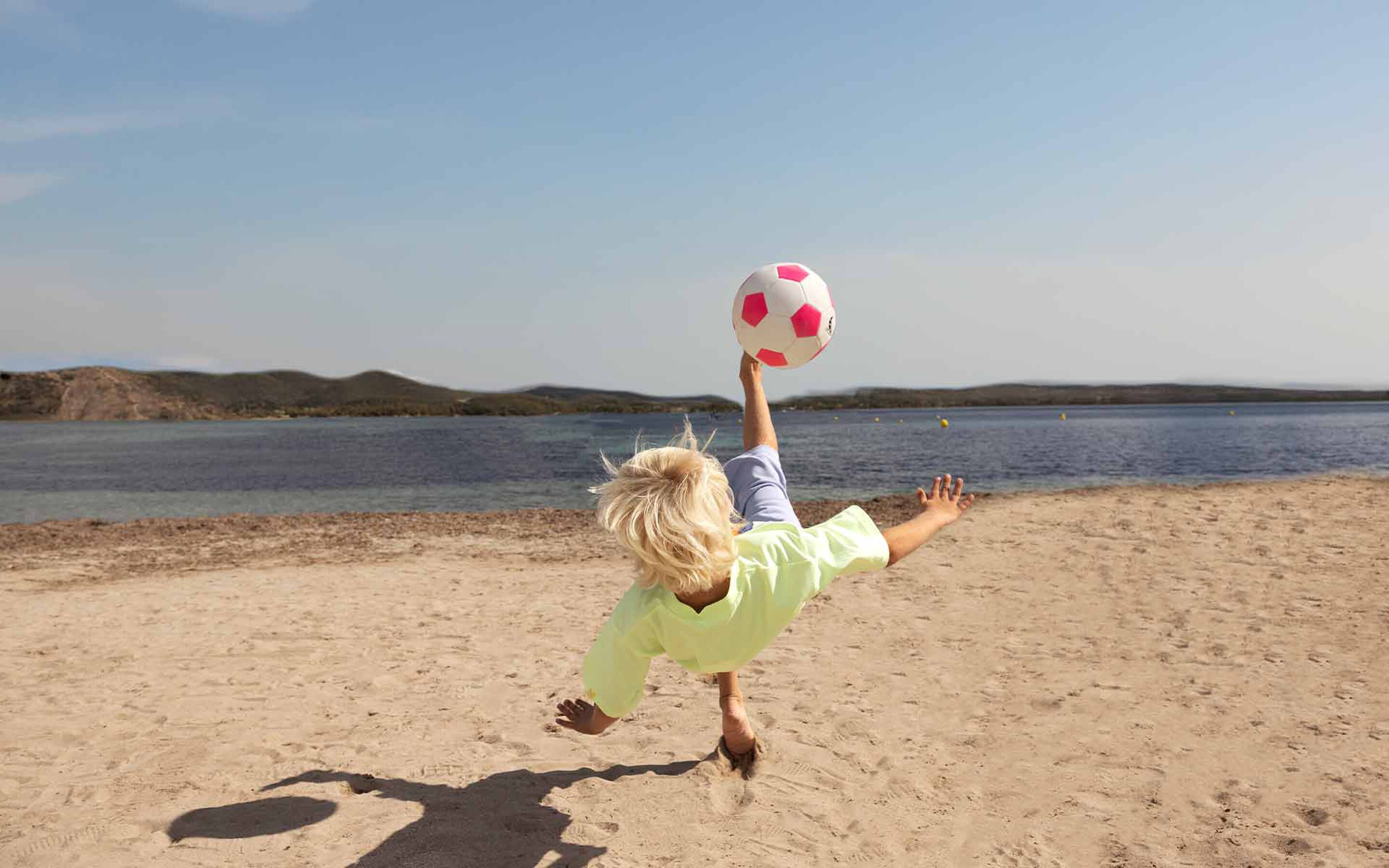 Tend&ecirc;ncias de moda menino BOSS na Kidsaround