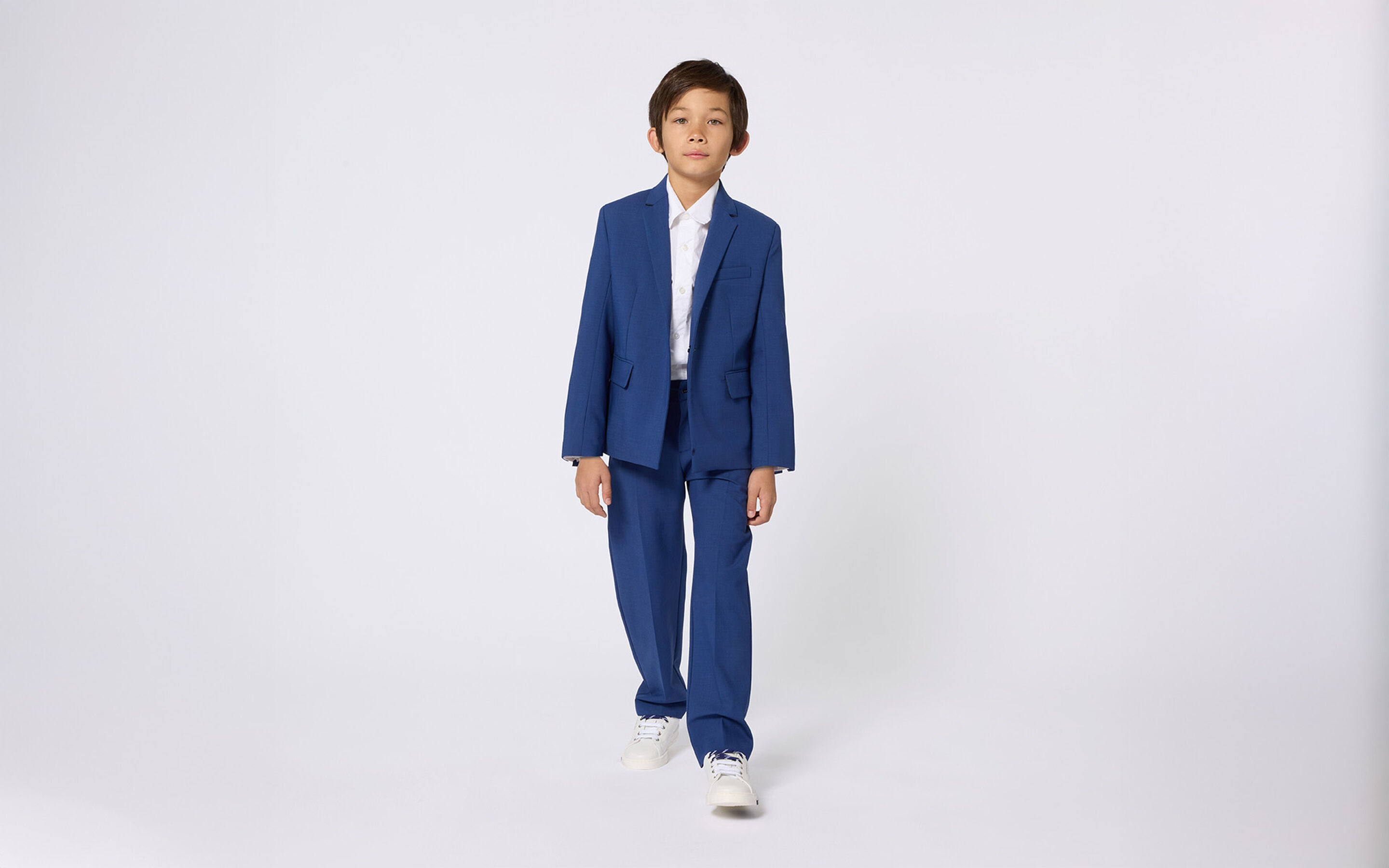 Tendências de moda menino roupa para ocasiões especiais na Kidsaround