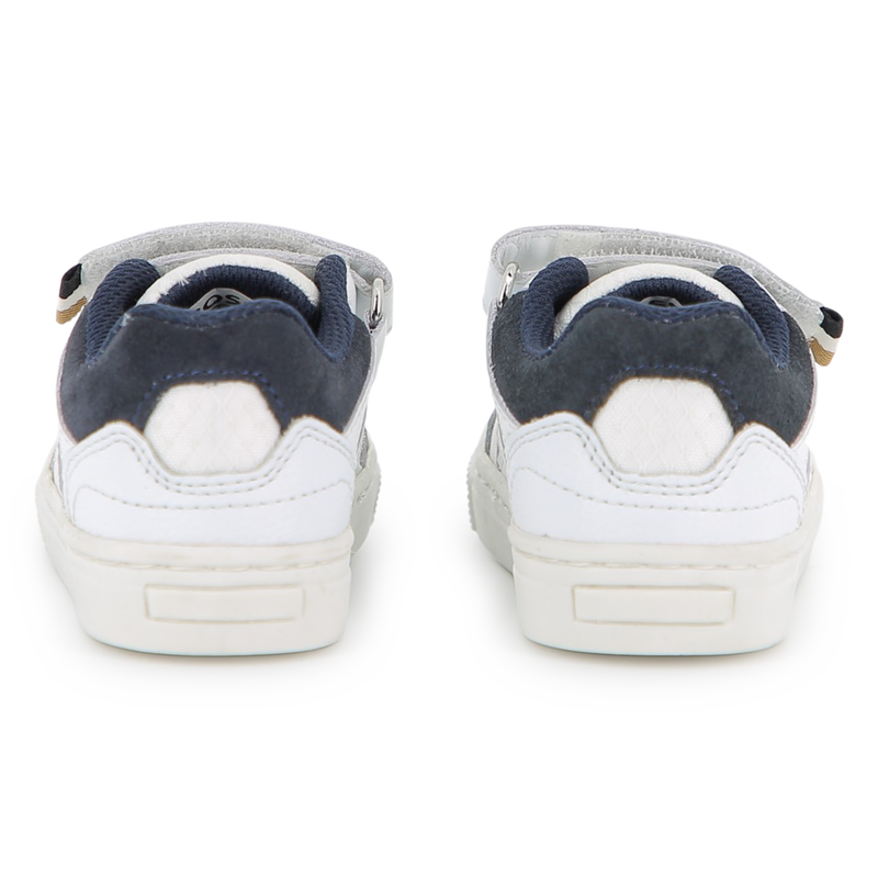 T&Eacute;NIS COM RISCAS DE GANCHO E LA&Ccedil;O BOSS 
                        BOY