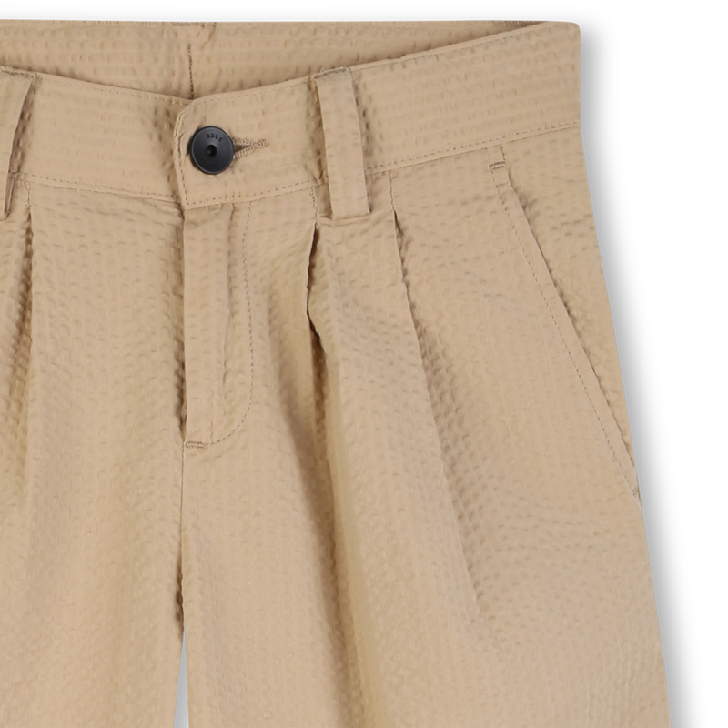 BERMUDAS EM TECIDO LEVE EM RELEVO BOSS 
                        BOY