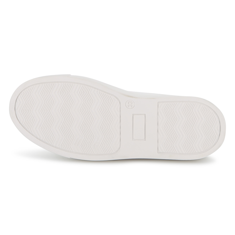 T&Eacute;NIS COM RISCAS DE GANCHO E LA&Ccedil;O MARC JACOBS 
                        BOY