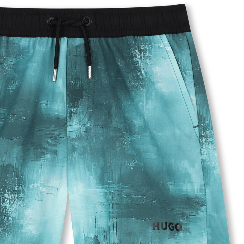 Surfar com atacadores apertados HUGO 
                    BOY