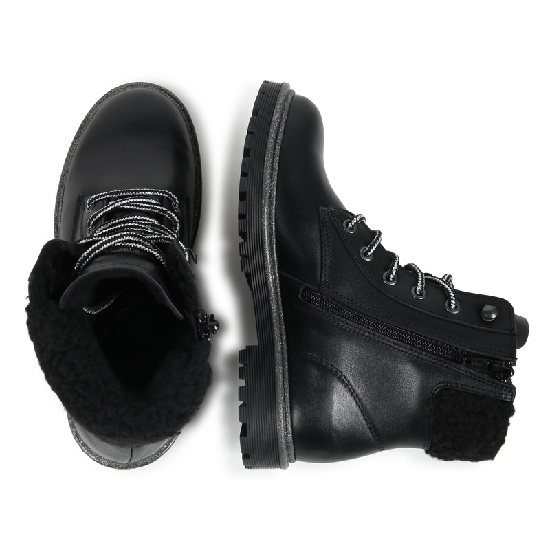 Botins com atacadores e fecho BOSS 
                        GIRL