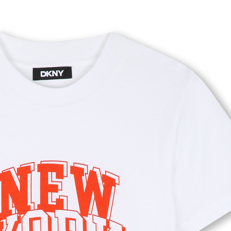 Conjunto de camiseta e bermuda DKNY 
                        MENINO