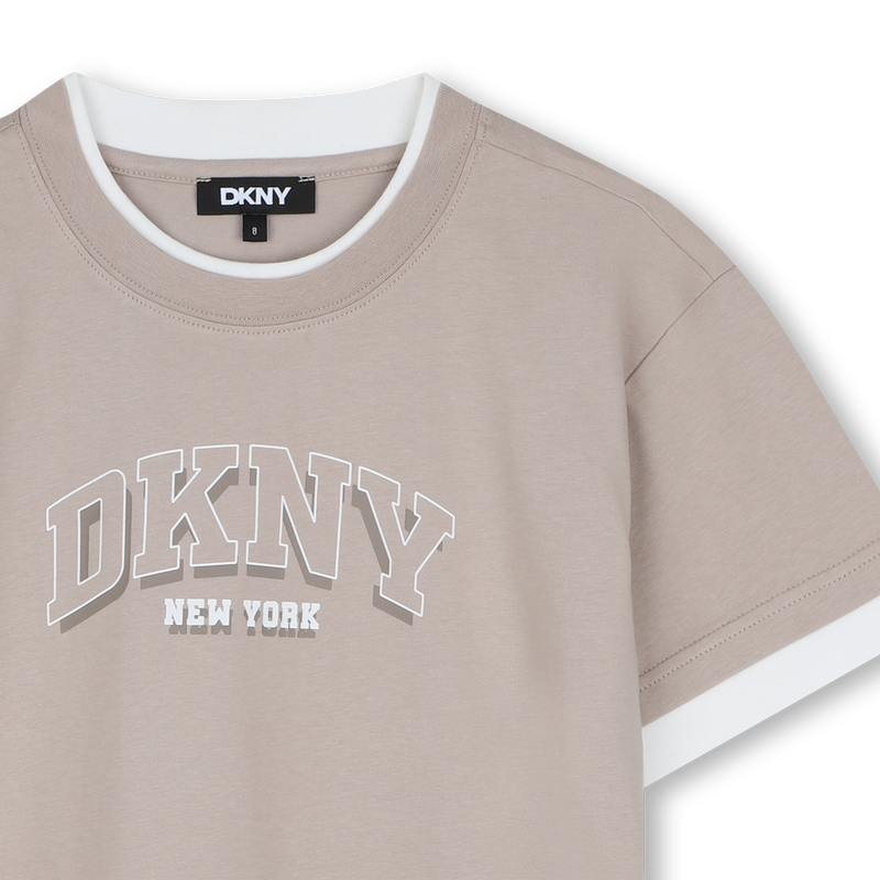 Camiseta de mangas curtas DKNY 
                        BOY