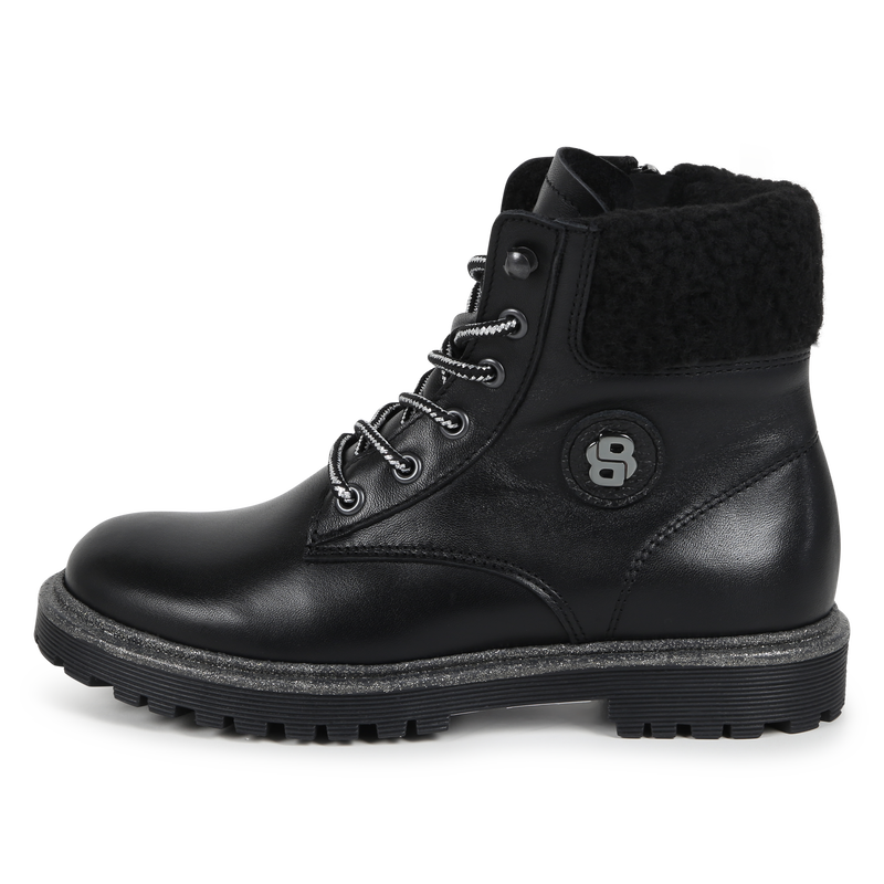 Botins com atacadores e fecho BOSS 
                        GIRL