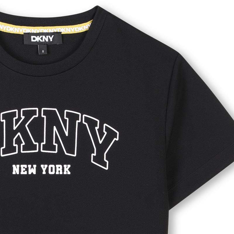 T-shirt de manga curta DKNY 
                        UNISEX