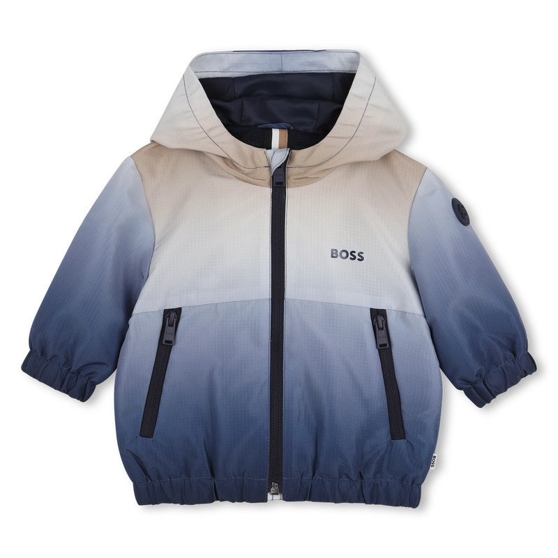 CORTA-VENTO COM CAPUZ BOSS 
                        BOY
