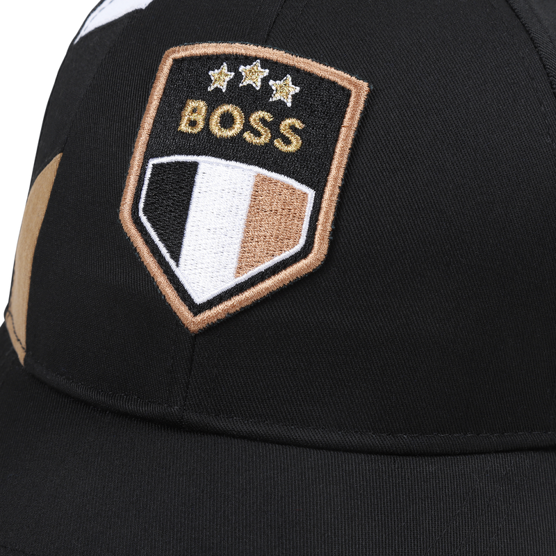 Boné ajustável com emblema BOSS 
                    BOY