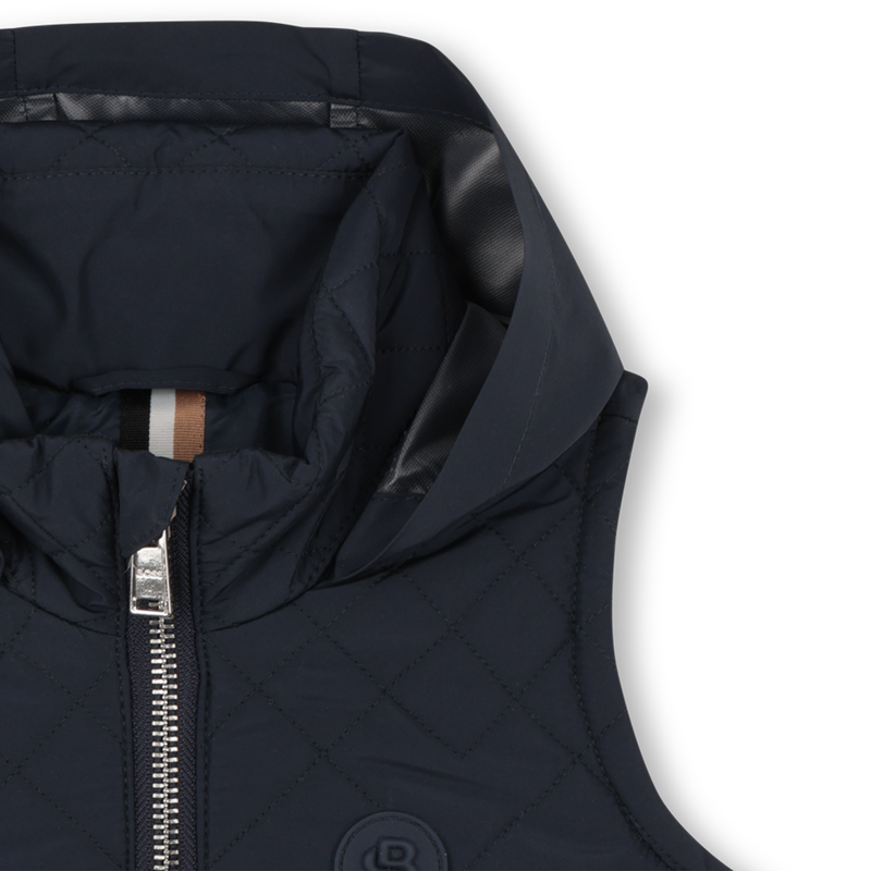 CASACO SEM MANGAS COM CAPUZ BOSS 
                        BOY