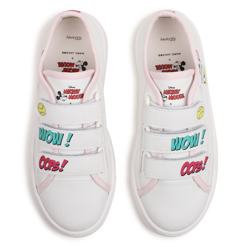 T&Eacute;NIS COM RISCAS DE GANCHO E LA&Ccedil;O MARC JACOBS 
                        GIRL