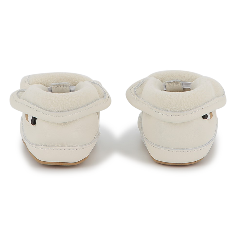 Chinelos de pele de carneiro macia BOSS 
                    UNISEX