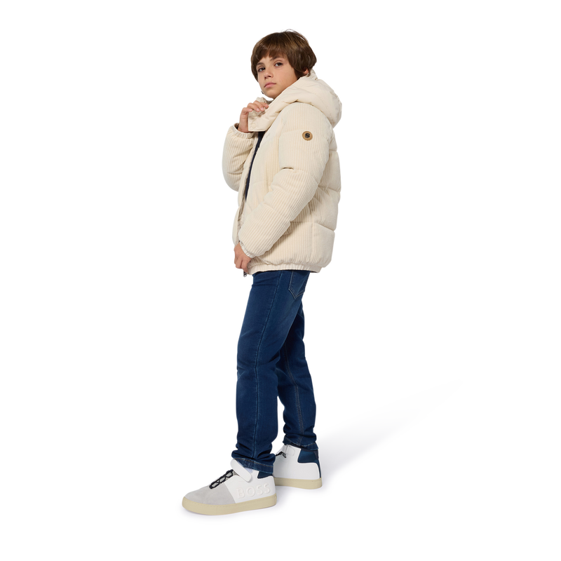 Calças de ganga com 5 bolsos BOSS 
                    BOY