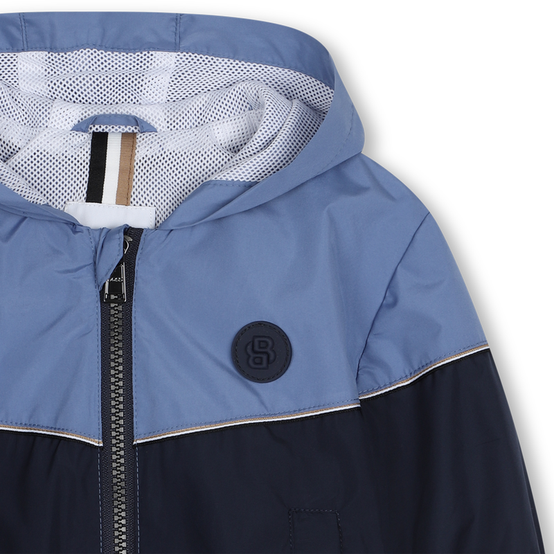 CORTA-VENTO COM CAPUZ BOSS 
                        BOY