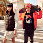 Blus&atilde;o revers&iacute;vel com capuz DKNY 
                    BOY