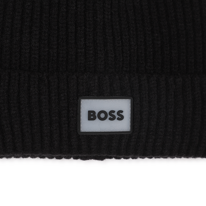 Chapéu de malha com crachá BOSS 
                    BOY