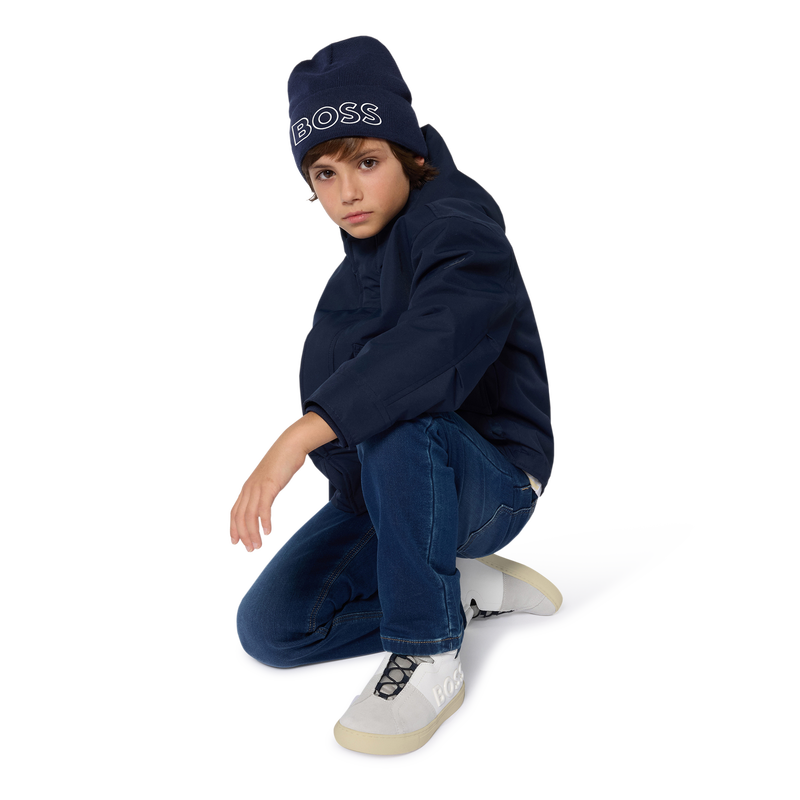 Chap&eacute;u de malha com logotipo BOSS 
                        BOY