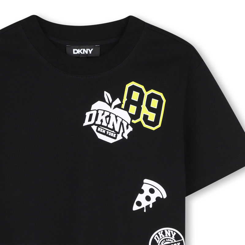 Camiseta de mangas curtas DKNY 
                        MENINO