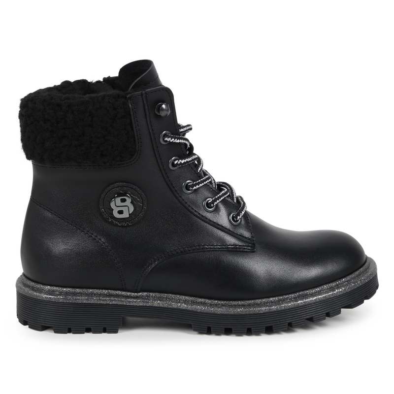 Botins com atacadores e fecho BOSS 
                        GIRL