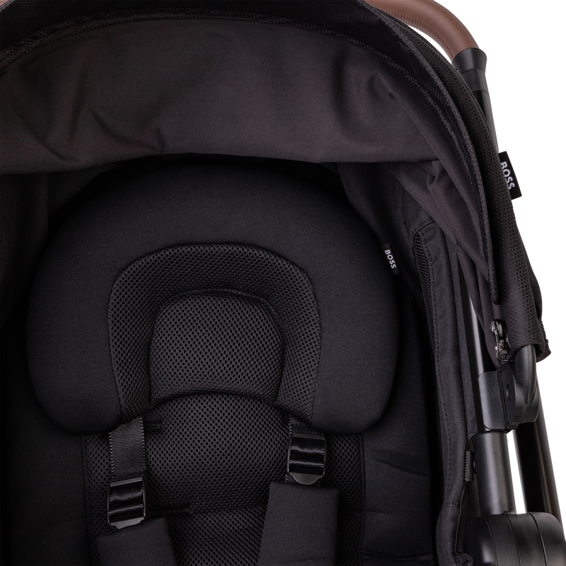 Layered compact buggy BOSS 
                    UNISEX
