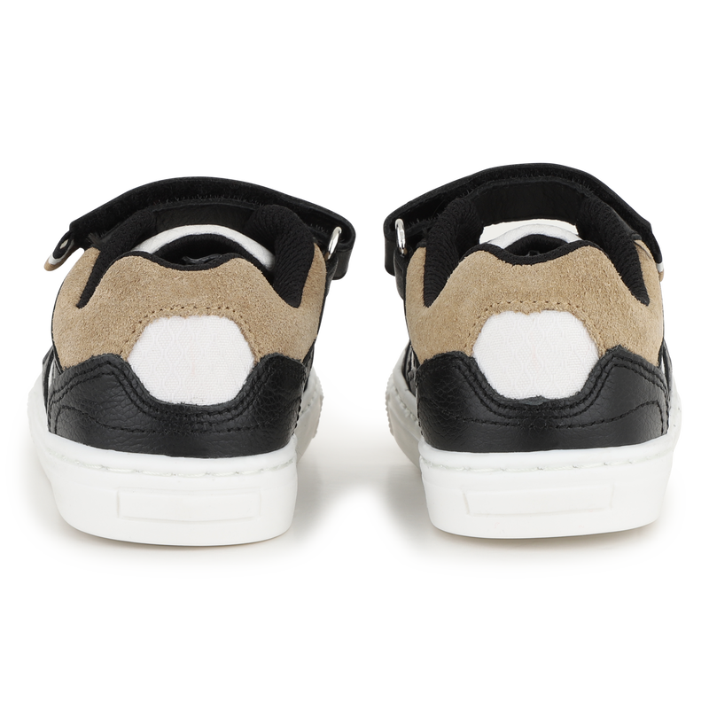 T&Eacute;NIS COM RISCAS DE GANCHO E LA&Ccedil;O BOSS 
                        BOY