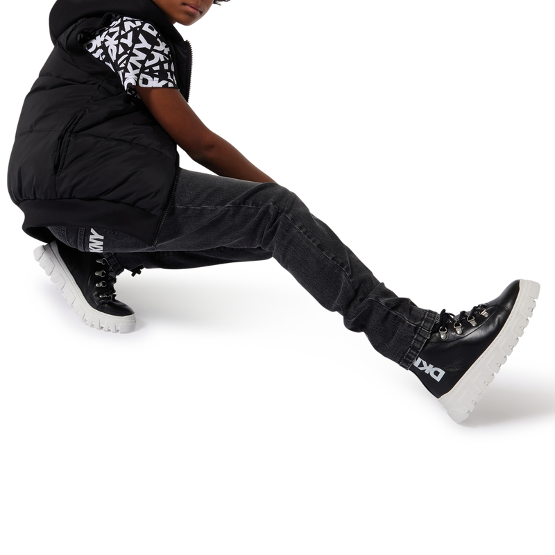 Colete acolchoado com capuz DKNY 
                        UNISEX