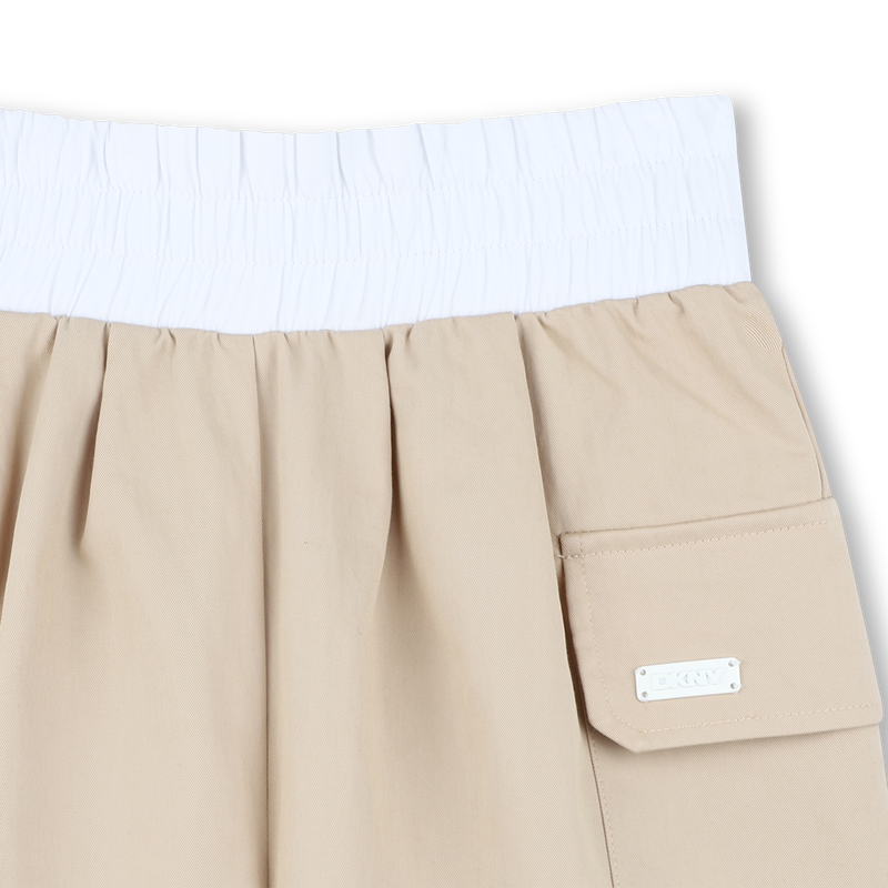 Cal&ccedil;&otilde;es com bolsos de chapa DKNY 
                        GIRL