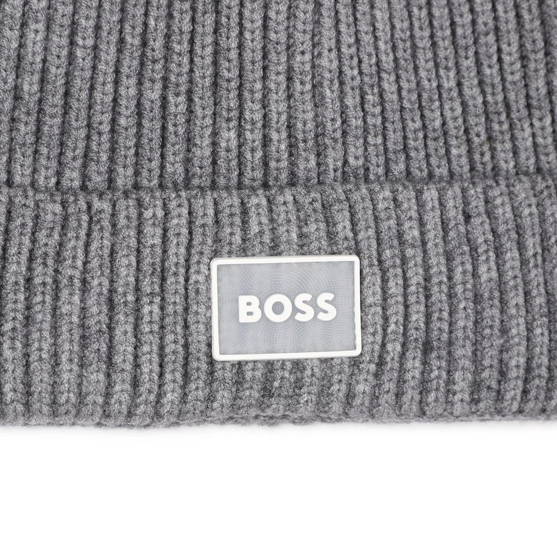Chapéu de malha com crachá BOSS 
                    BOY