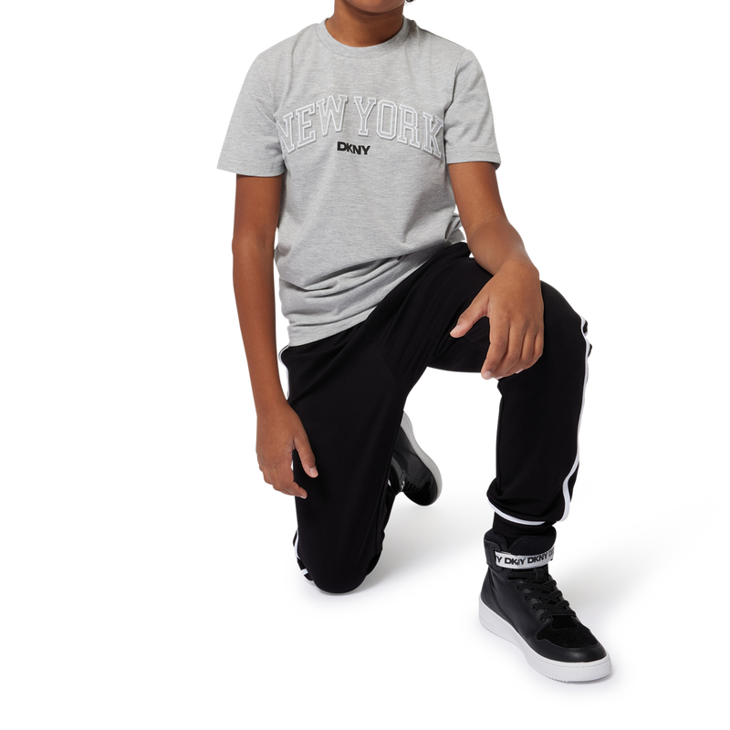 T-shirt de manga curta DKNY 
                        BOY