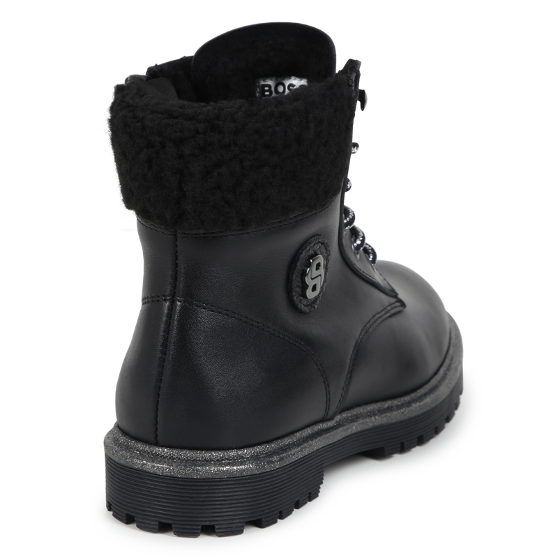 Botins com atacadores e fecho BOSS 
                        GIRL