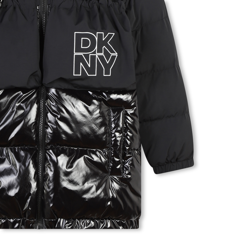 Blus&atilde;o acolchoado com capuz DKNY 
                        GIRL