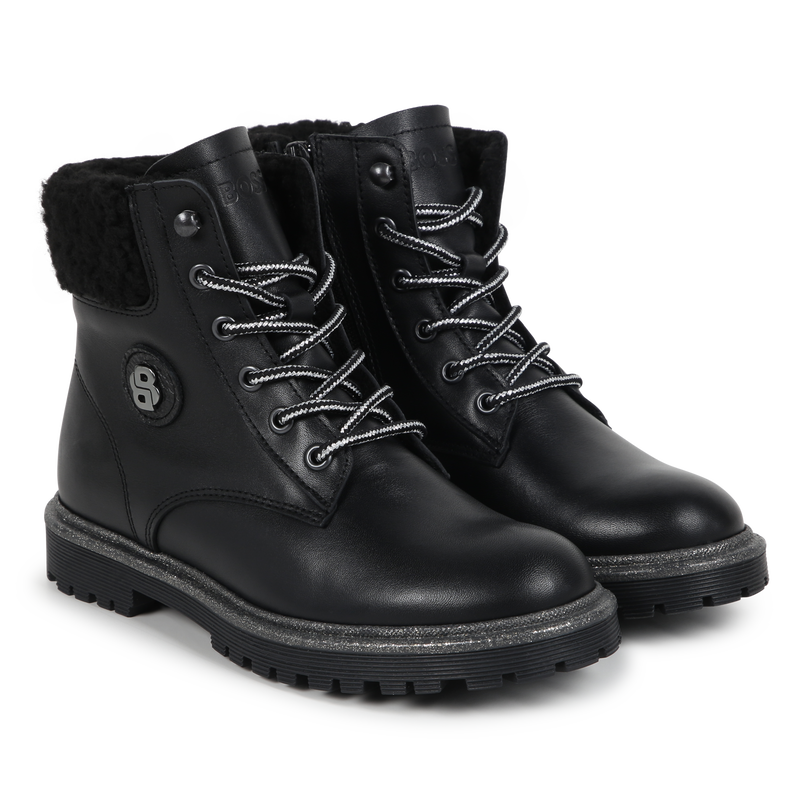 Botins com atacadores e fecho BOSS 
                        GIRL