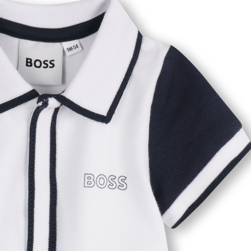 Macacão curto blocos de cor BOSS 
                    BOY