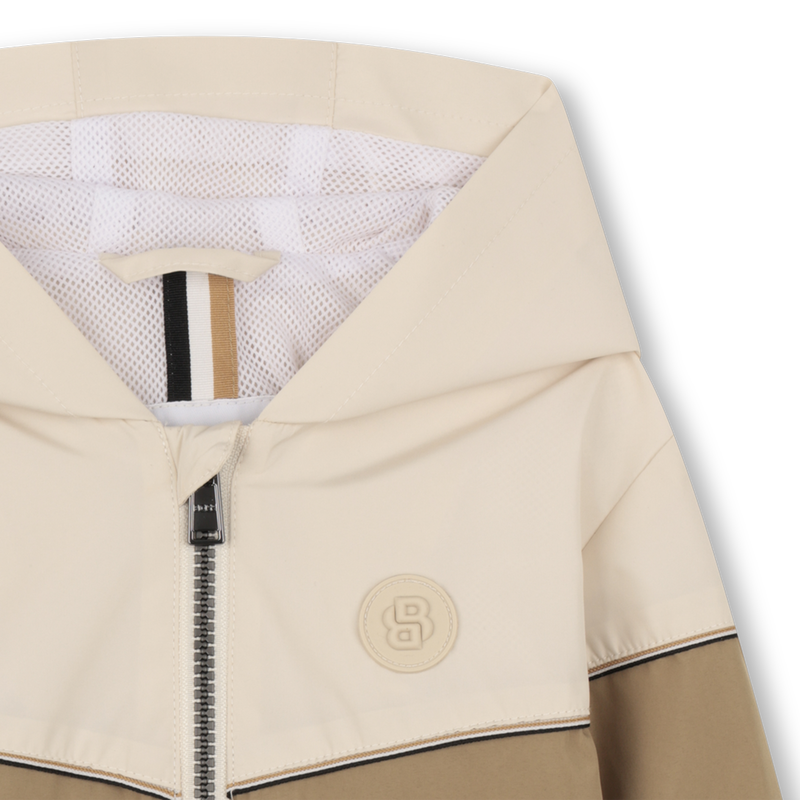 CORTA-VENTO COM CAPUZ BOSS 
                        BOY