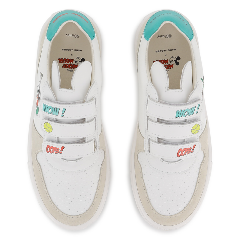 T&Eacute;NIS COM RISCAS DE GANCHO E LA&Ccedil;O MARC JACOBS 
                        BOY