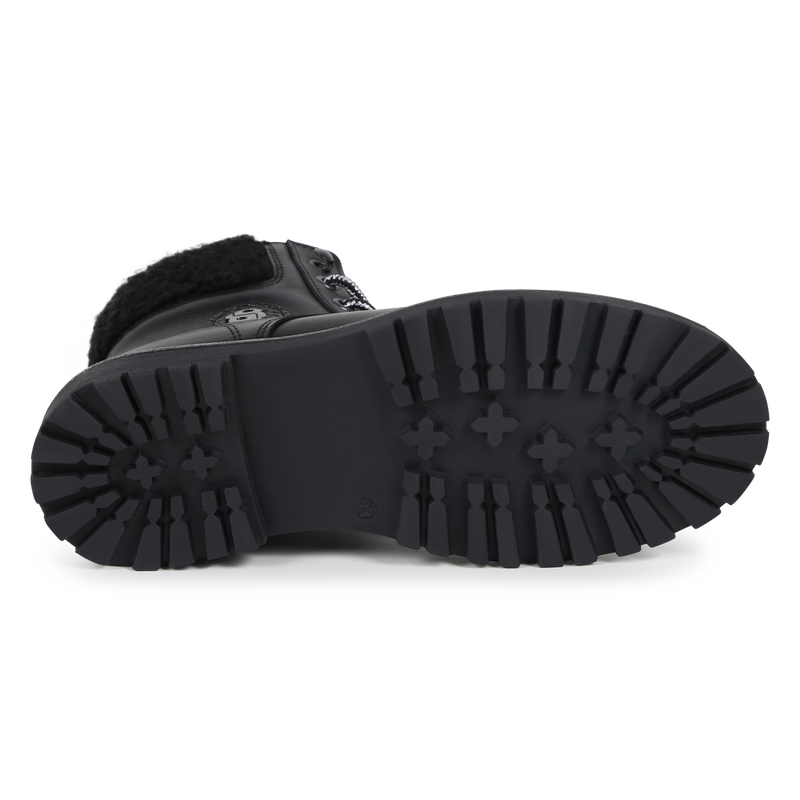 Botins com atacadores e fecho BOSS 
                        GIRL