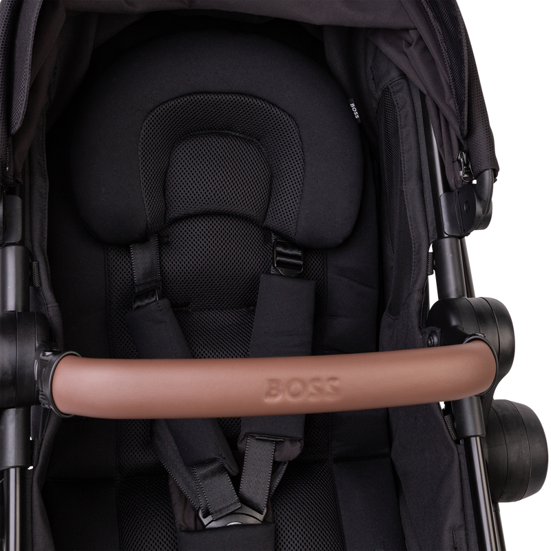 Layered compact buggy BOSS 
                    UNISEX