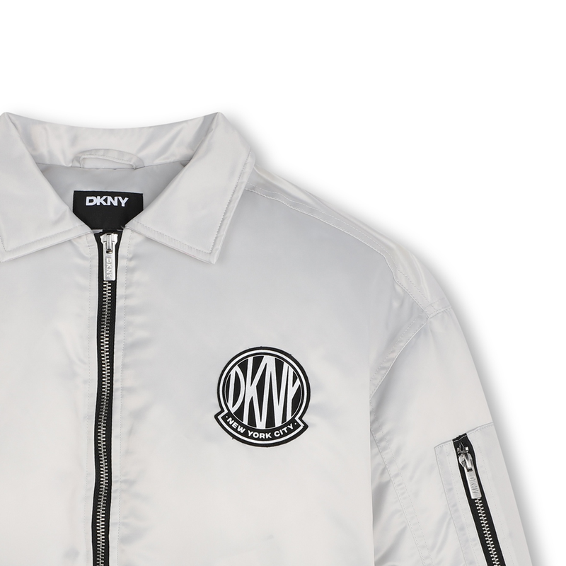 Blus&atilde;o acetinado com fecho DKNY 
                        GIRL