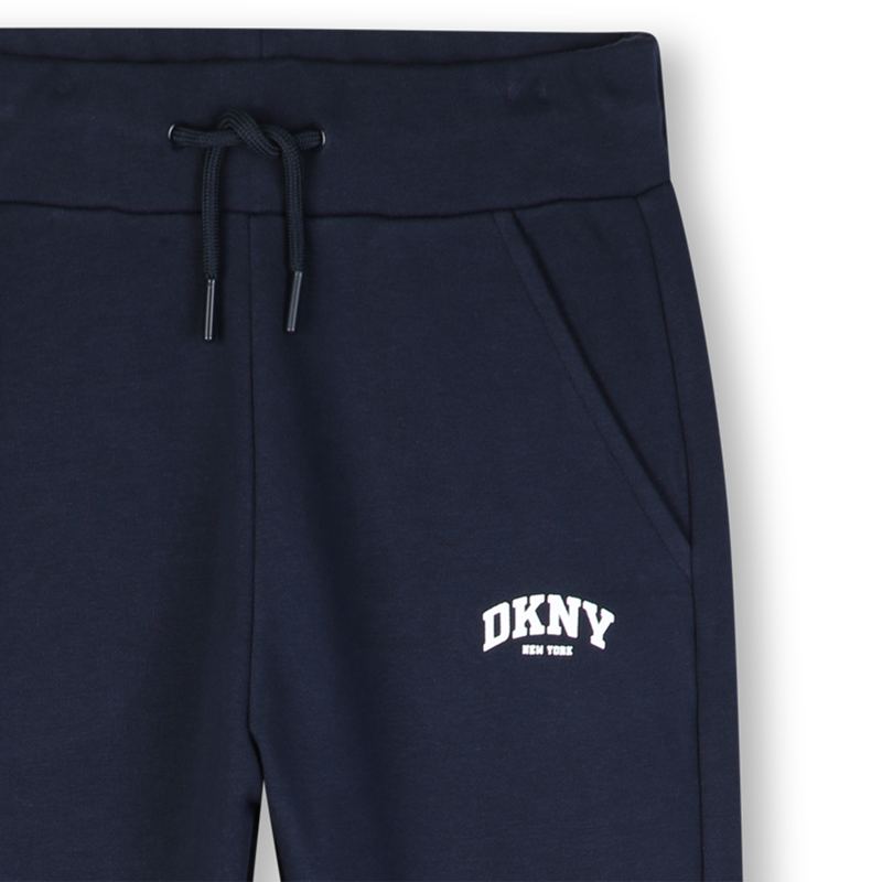 Conjunto de camiseta e cal&ccedil;a DKNY 
                        MENINO