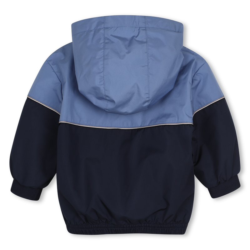 CORTA-VENTO COM CAPUZ BOSS 
                        BOY