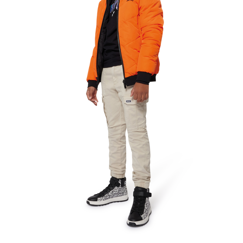 Blus&atilde;o revers&iacute;vel com capuz DKNY 
                        BOY