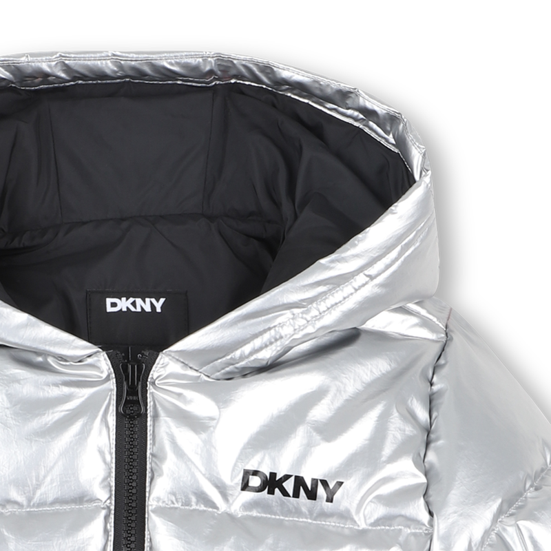 Jaqueta puffer com capuz prateado DKNY 
                    GIRL