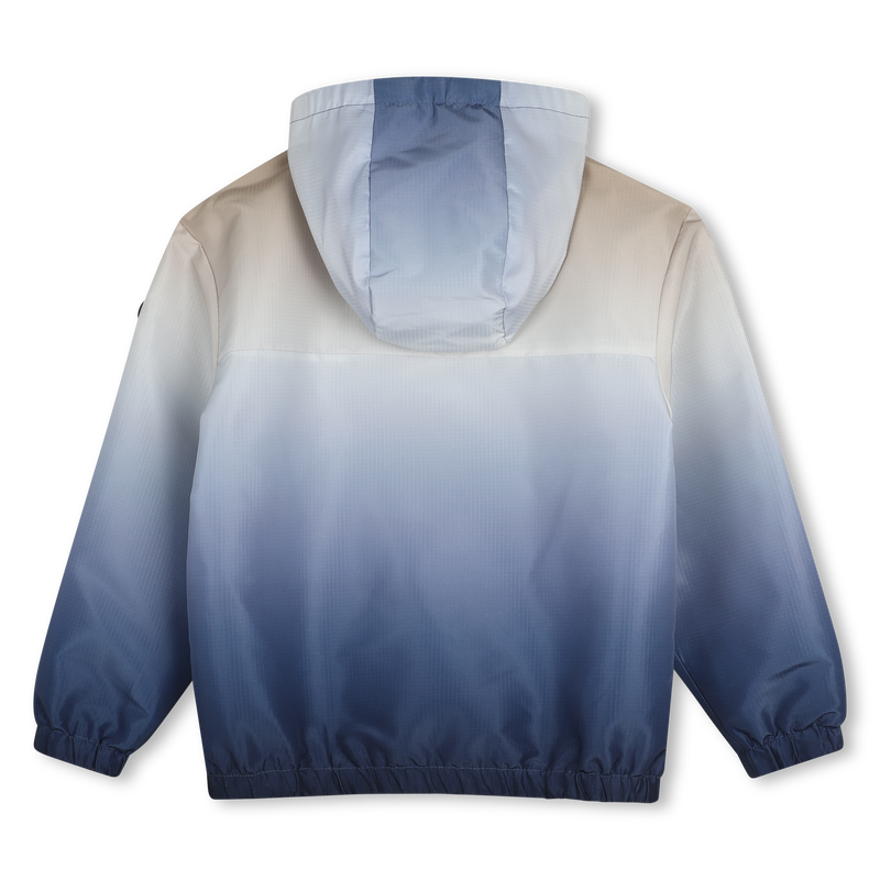 CORTA-VENTO COM CAPUZ BOSS 
                        BOY