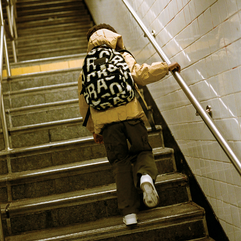 Cal&ccedil;as com m&uacute;ltiplos bolsos MARC JACOBS 
                        UNISEX