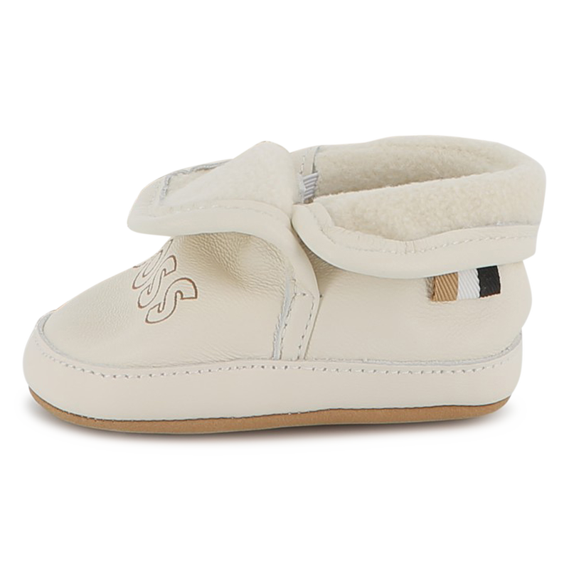 Chinelos de pele de carneiro macia BOSS 
                    UNISEX