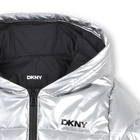Jaqueta puffer com capuz prateado DKNY 
                    MENINA